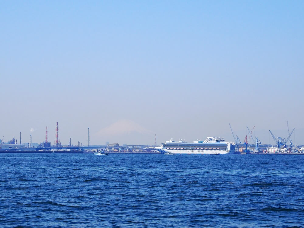 三浦半島の先に富士山が見える