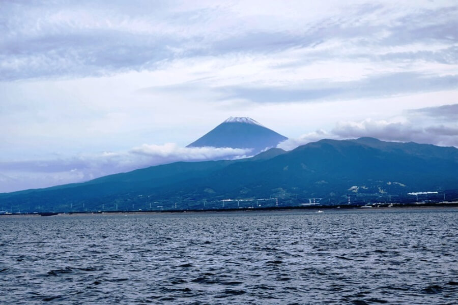 駿河湾から望む富士山