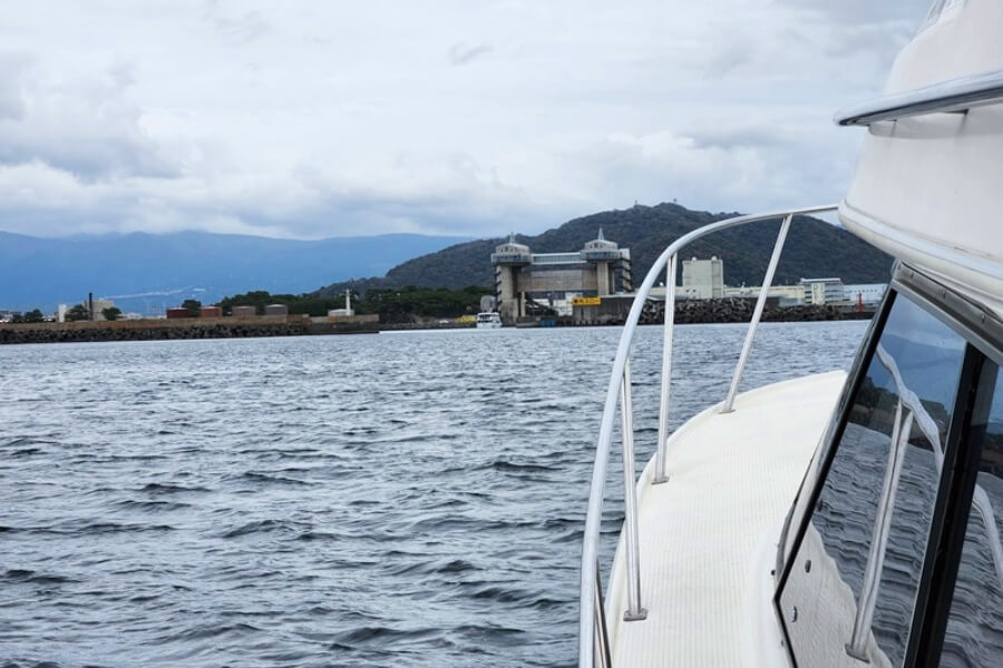 遠くに見える沼津港