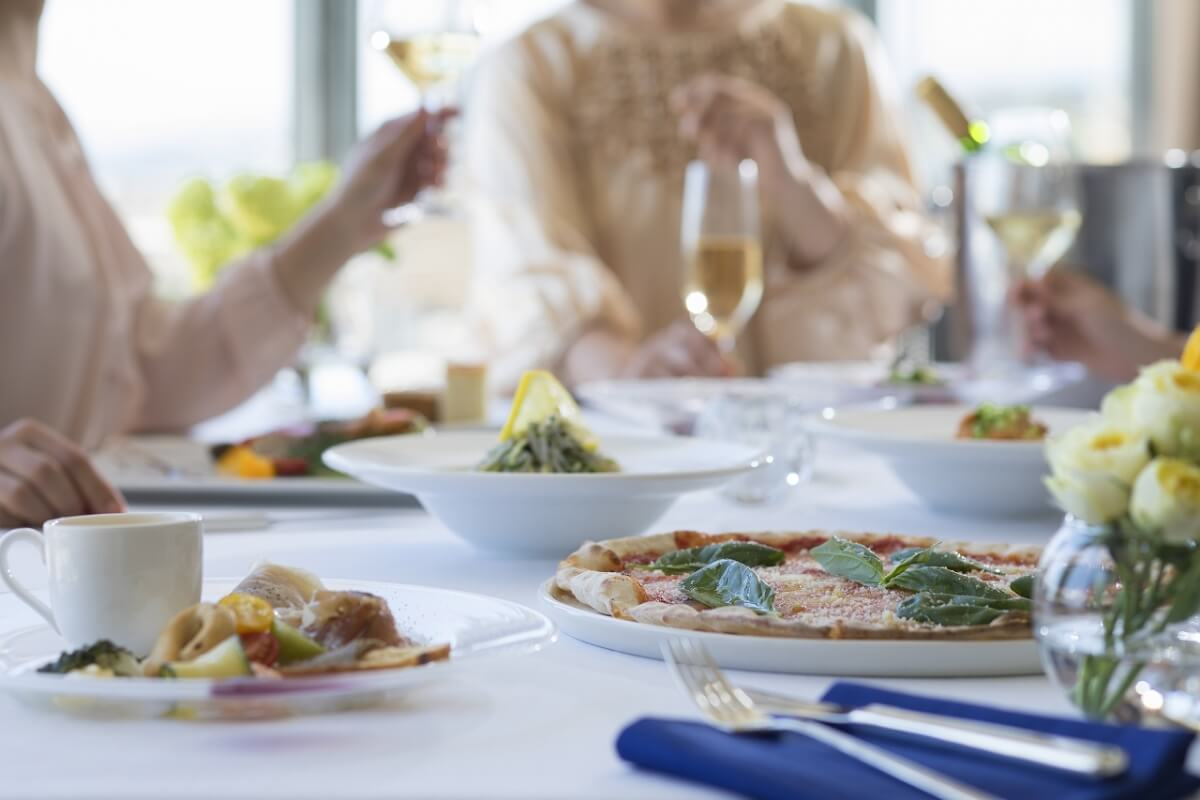 海洋葬後の会食で新たな旅立ちを祝うひと時を