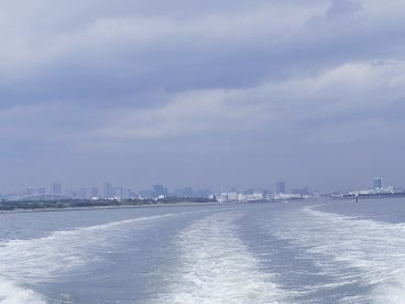 1.曇天ながらも穏やかな東京湾へ
