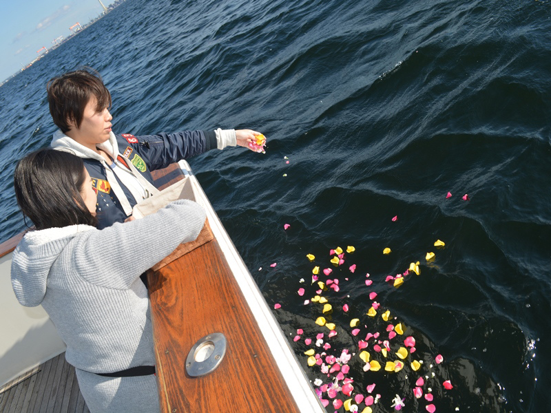 4.鮮やかな花々で海を飾ります