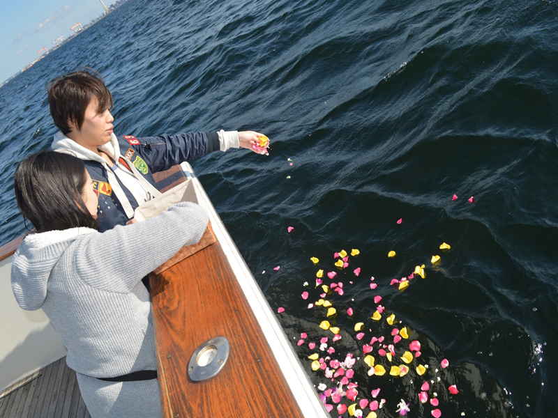 4.鮮やかな花々で海を飾ります