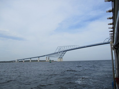 3.東京ゲートブリッジをくぐり散骨海域へ