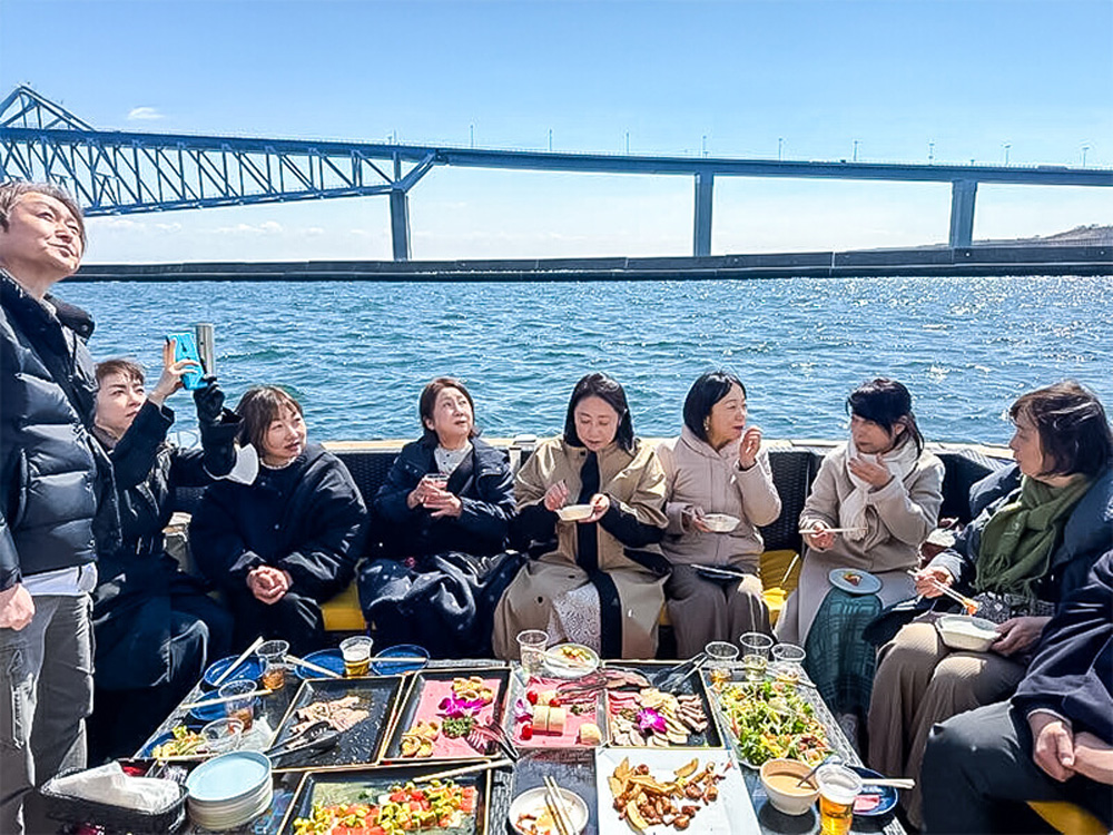 3.できたての食事を楽しむ航行