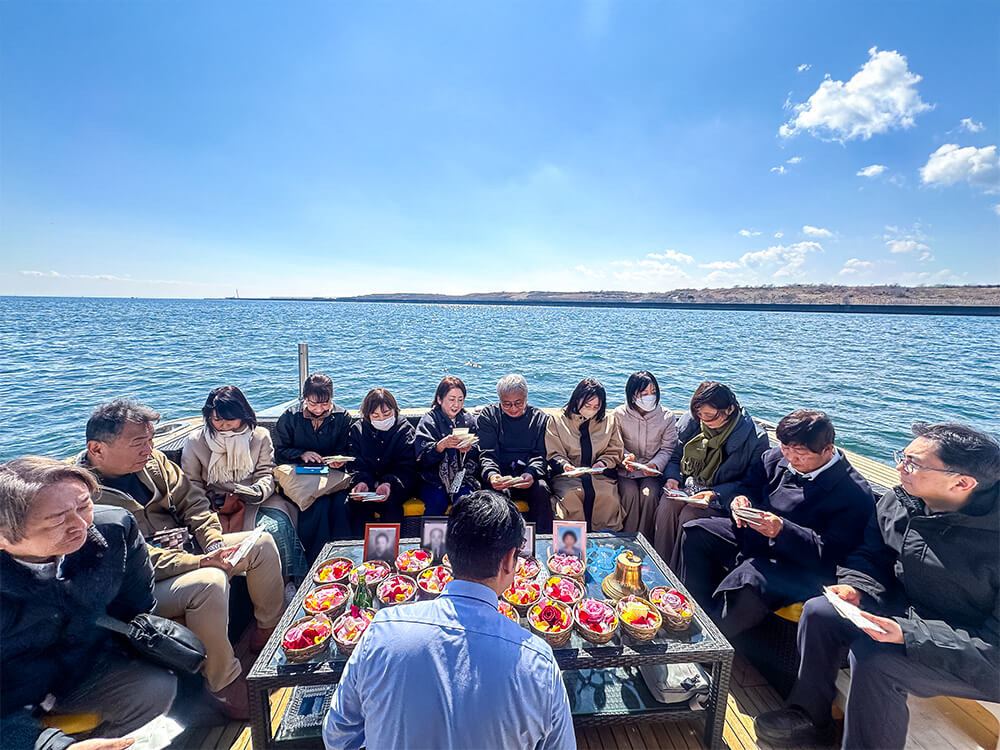 6.散骨前に黙祷を捧げます