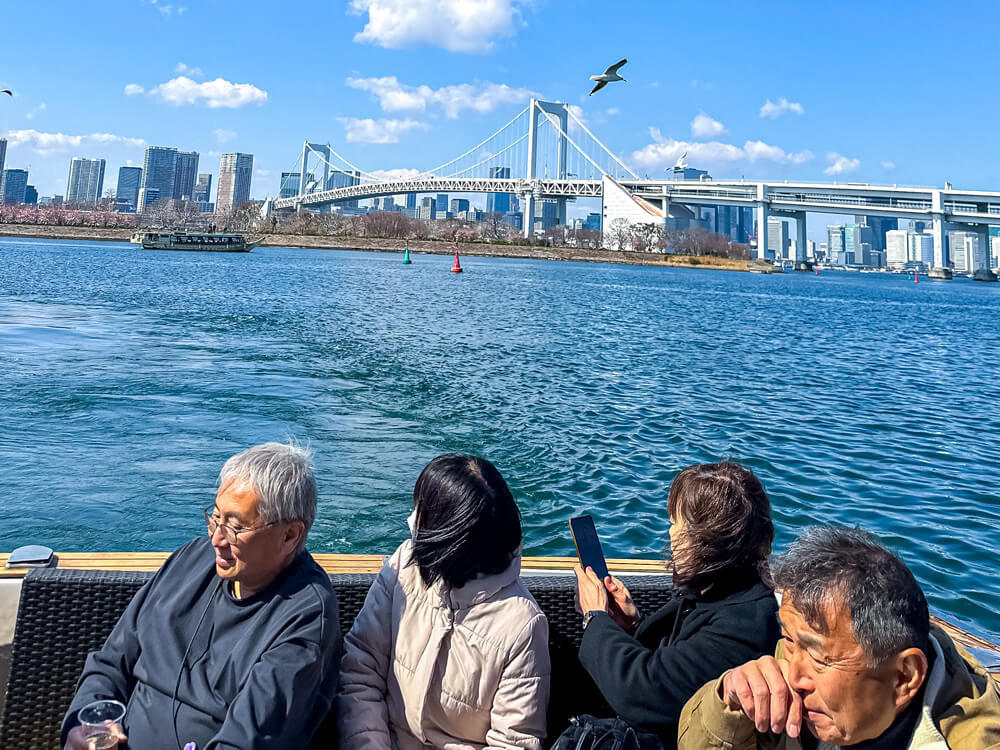 9.想い出を語り合う和やかなひと時