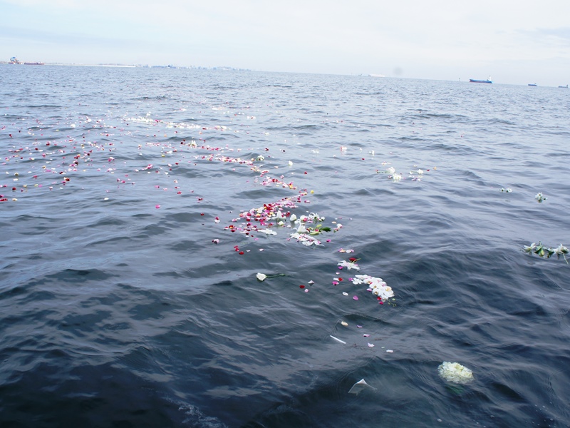 8.祭壇の花たちも海へ