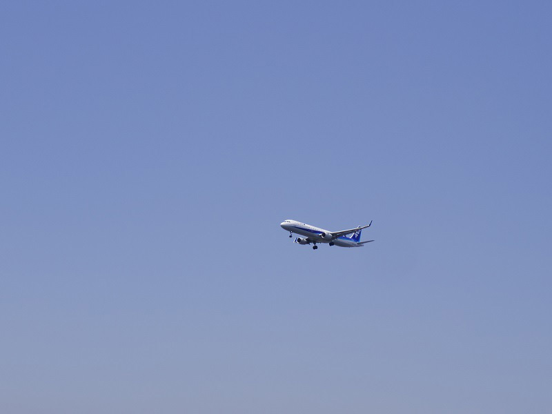 6.たくさんの飛行機が離着陸する沖合