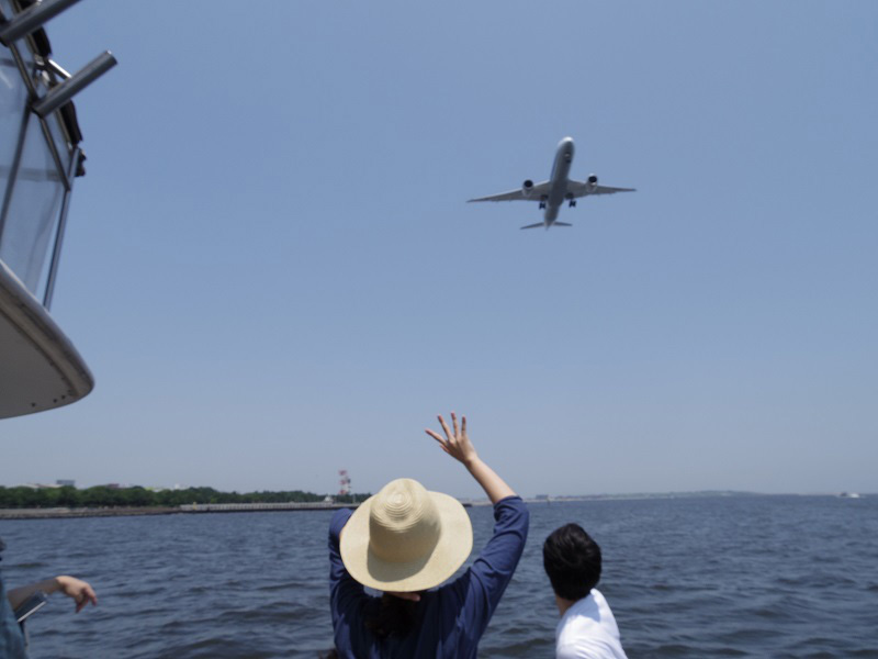 7.飛行機に手を振ります