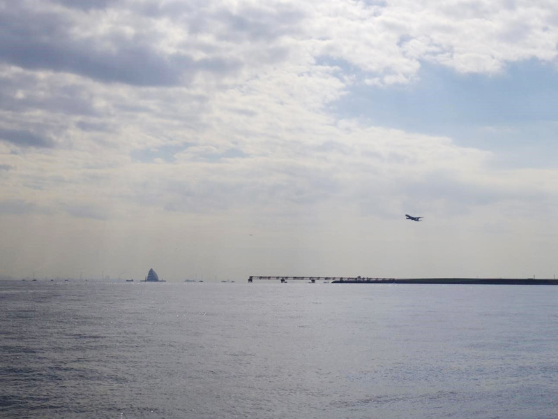 8.風の塔と離陸直後の飛行機