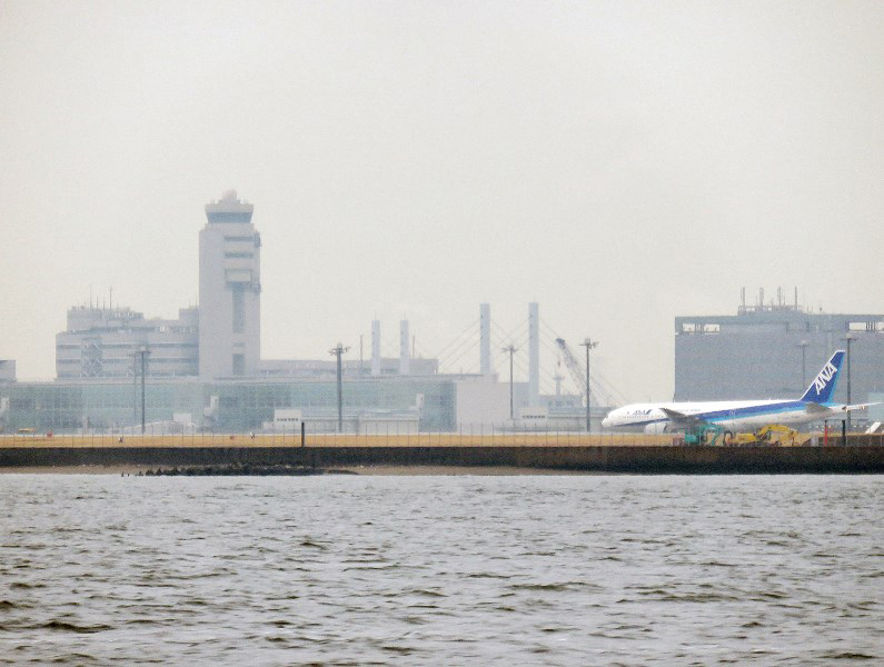 4.徐々に小雨となり羽田空港沖へ