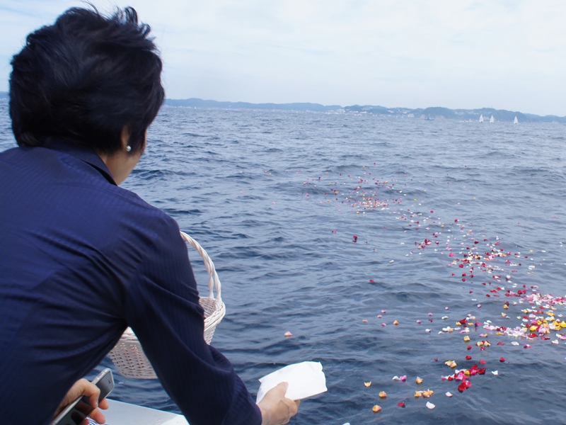 6.ご遺族ひとりずつ散骨していきます