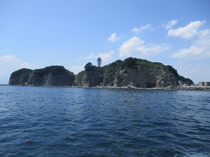 2.江ノ島を間近に航行