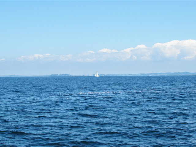3.江ノ島沖の白いヨット