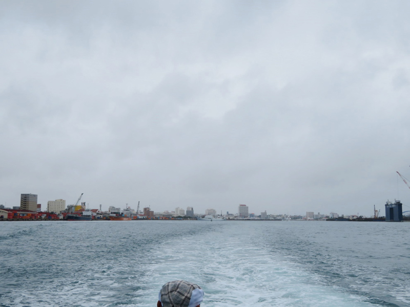 1.曇り空のもと出港