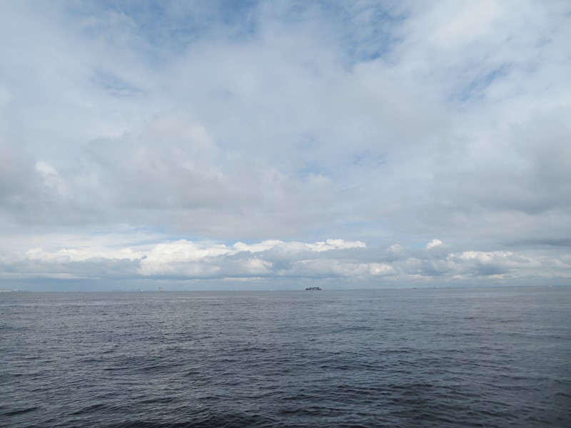 1.雲が多い東京湾