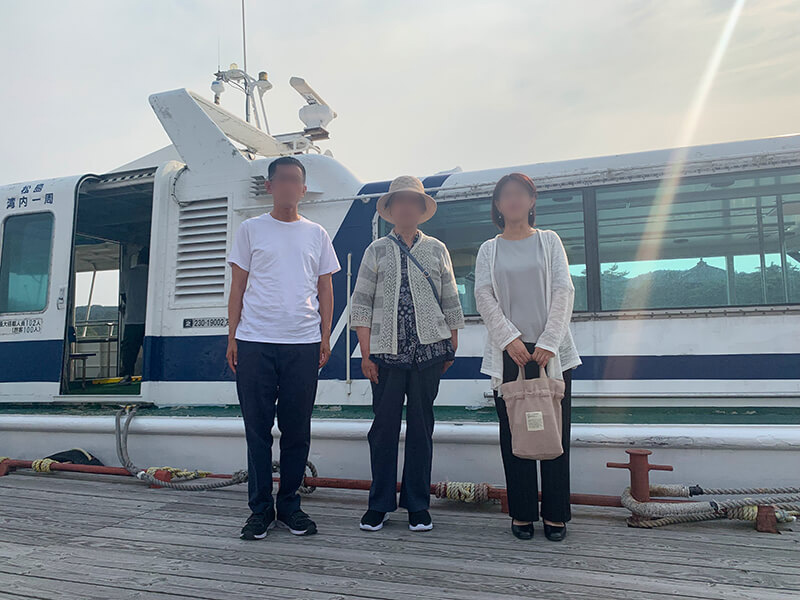 6.船の前で集合写真へ