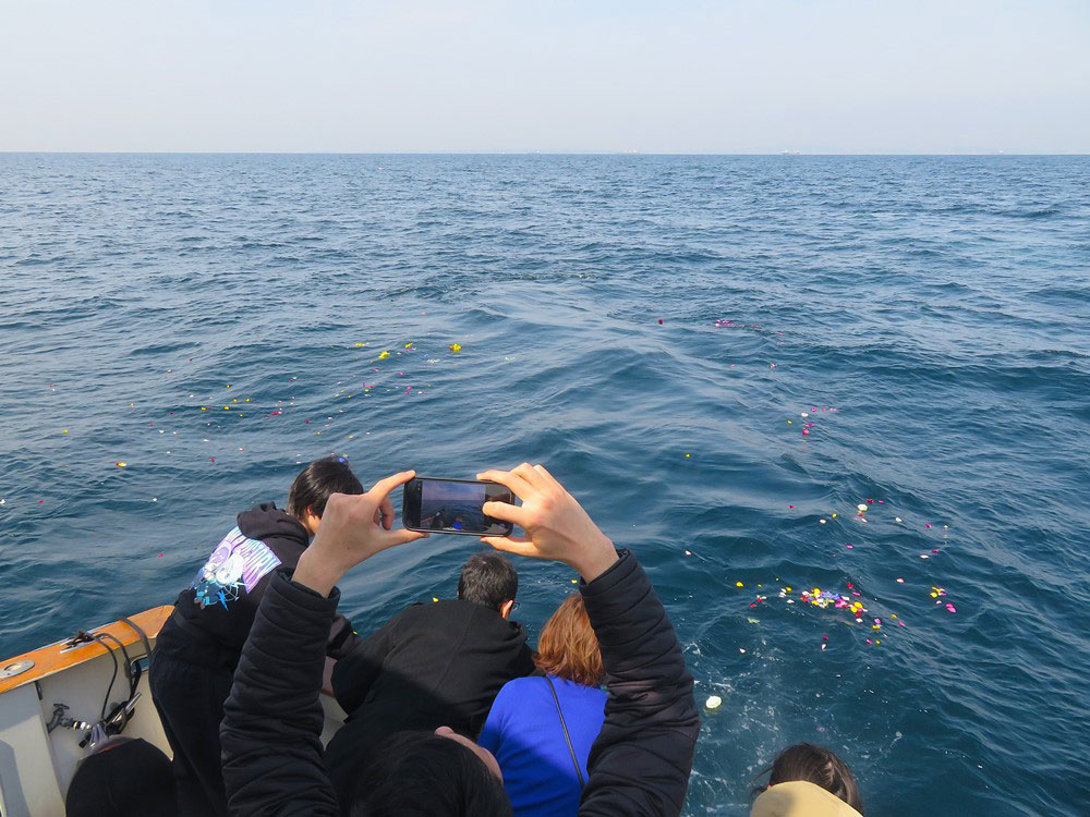 4.明るく散骨献花