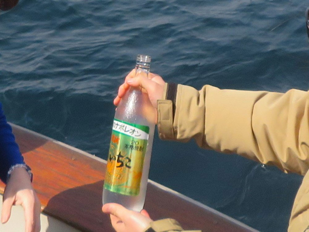 6.故人様の飲みかけのいいちこで献酒