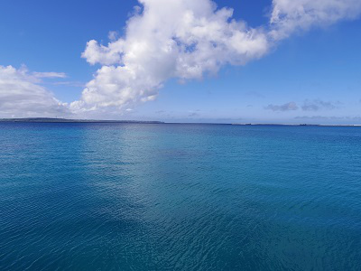 2.美しく穏やかな海へと出航。