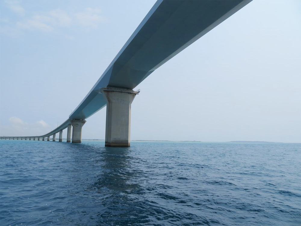 13.伊良部大橋を潜ります