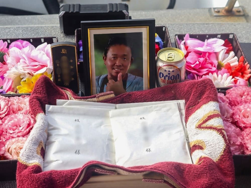 2.南国の花で故人様を彩る