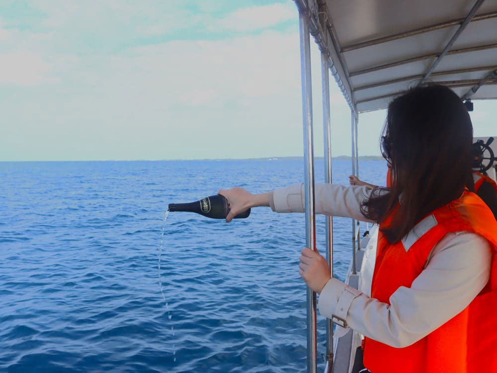 7.地元の銘酒を手向ける