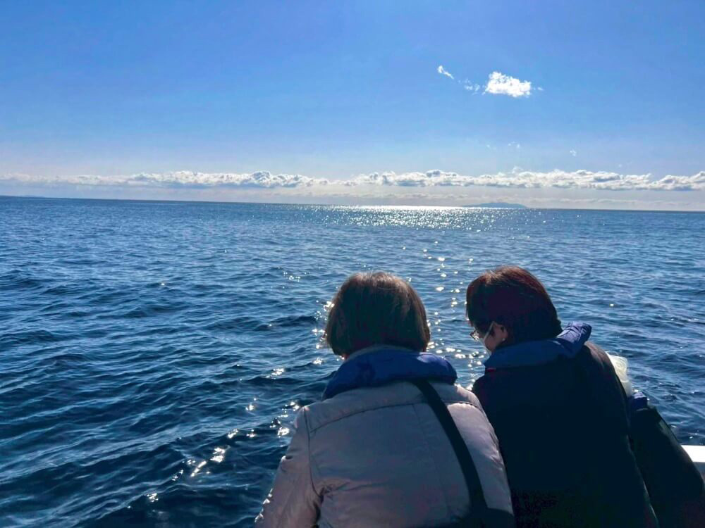 3.陽に照らされきらめく江の島沖