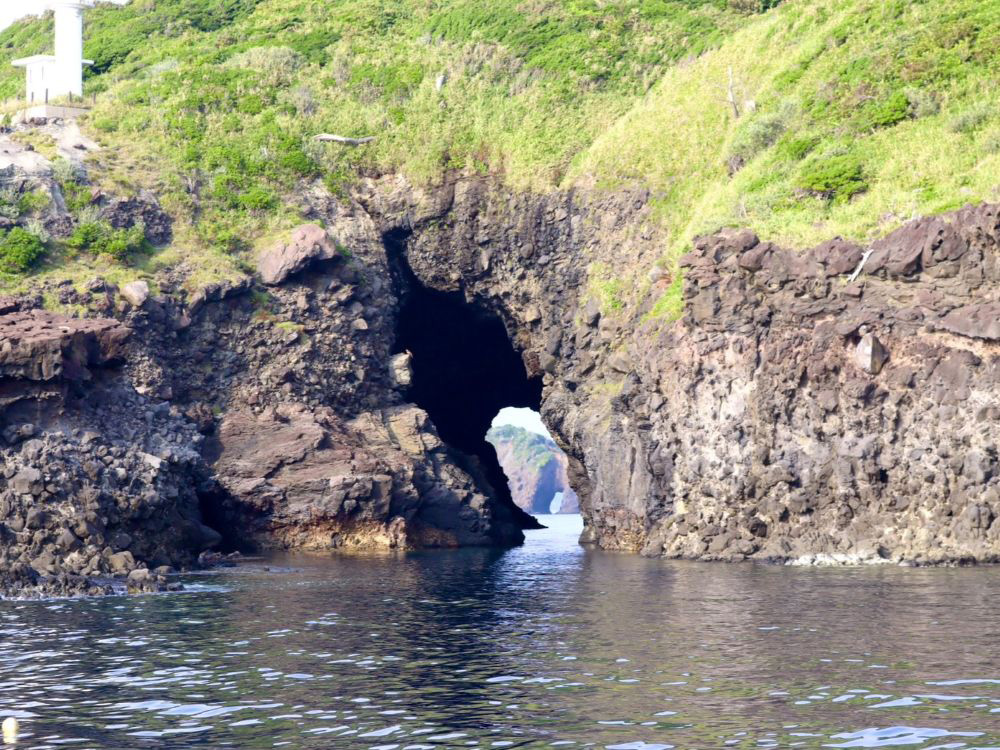 6.新潜戸から望む的島