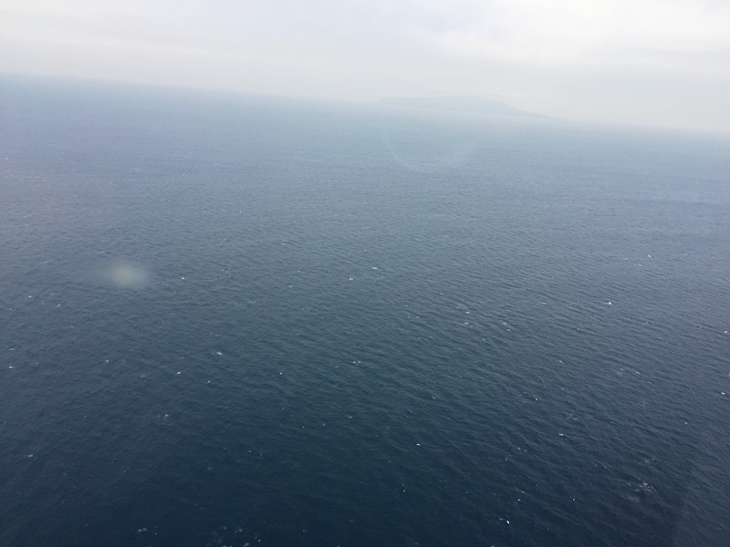 6.遠くに伊豆大島、高度を少しずつ下げます