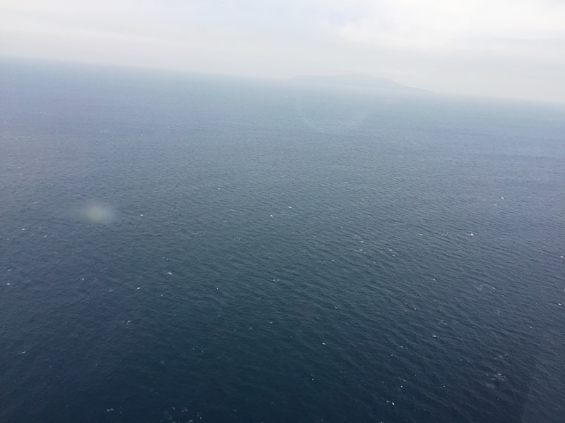 6.遠くに伊豆大島、高度を少しずつ下げます