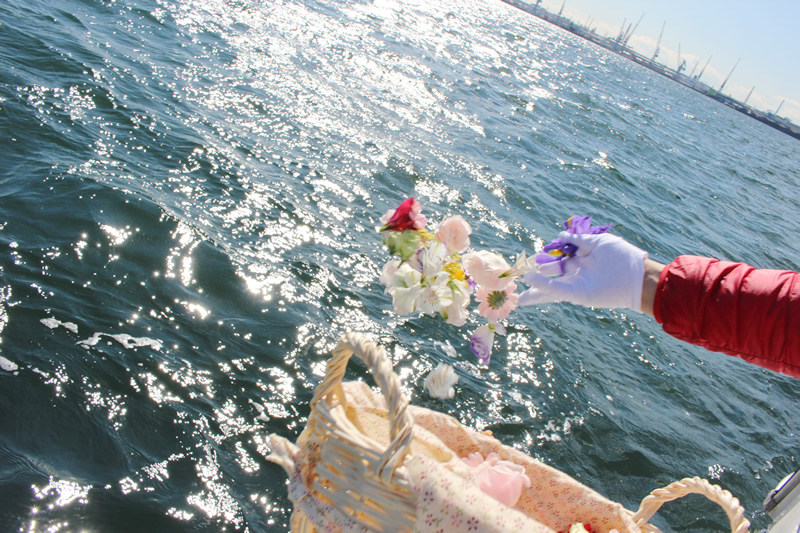 1.眩しい海へ献花