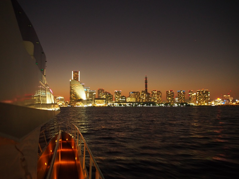 19.横浜の夜景に向かい船が進みます