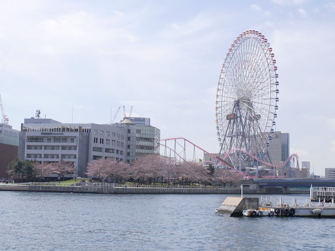 1.大観覧車「コスモクロック21」を背に